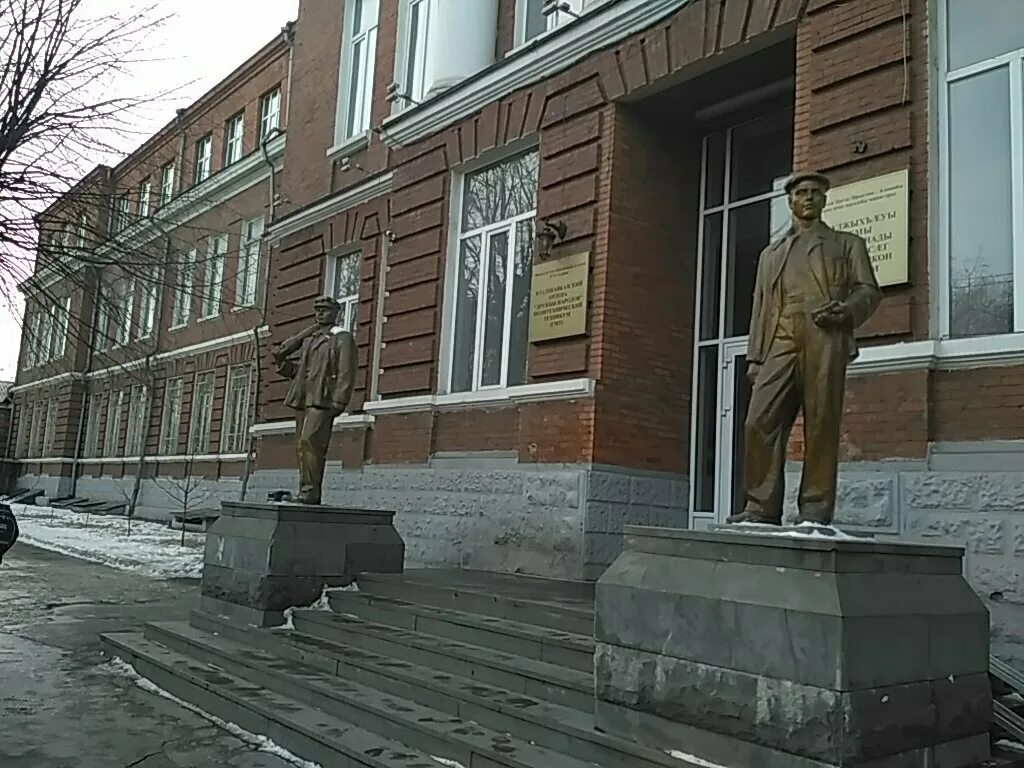 Колледжи владикавказа после 9. Владикавказский ордена дружбы народов политехнический техникум. Политехнический техникум Владикавказ. Горный техникум Владикавказ. Проспект Коста техникум Владикавказ.