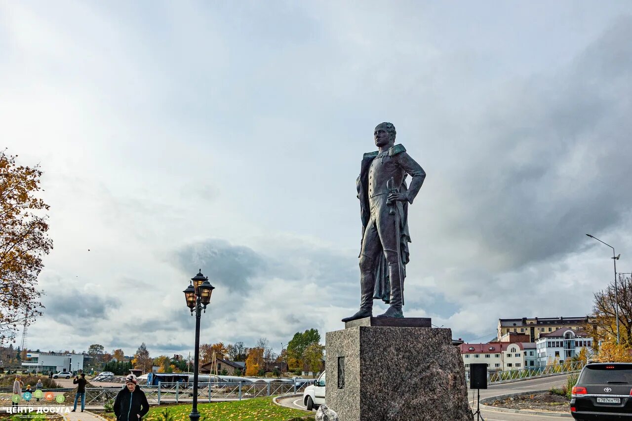 Памятники сортавала. Сортавала памятник Александру первому. Сортавала памятник Александру Ивановичу. Памятник Александру 1 Сортавала вид сбоку.