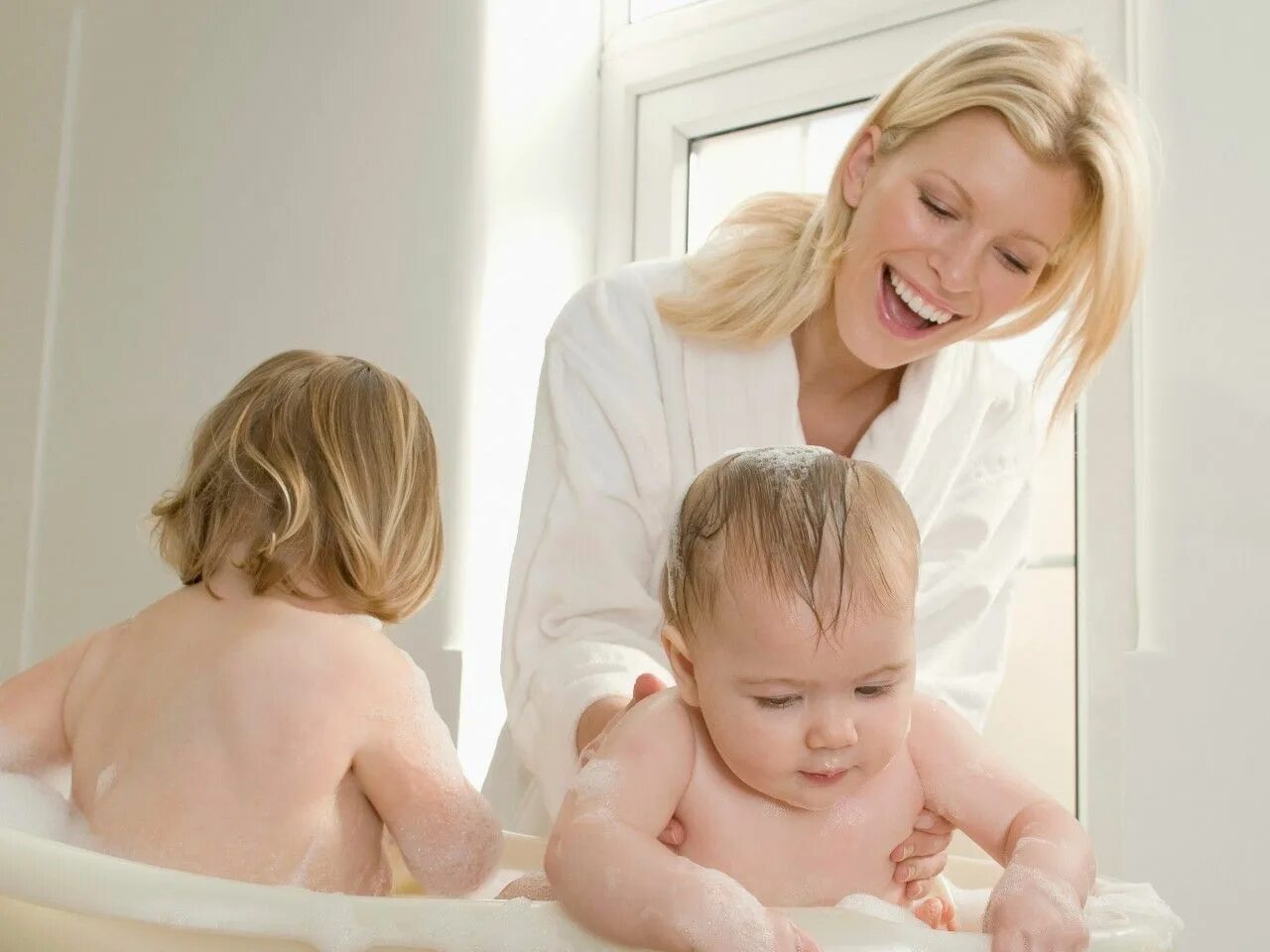 Мать купает ребенка. Мама купается с детьми в ванной. Фотосессия мама и малыш в ванной. Мама с ребенком в ванной комнате.