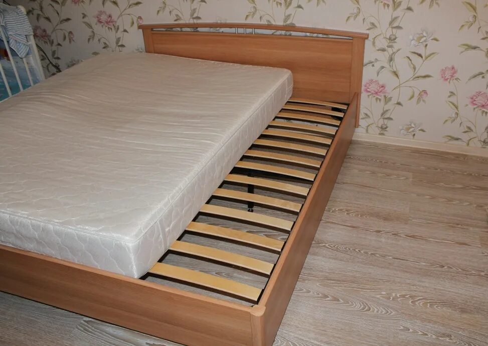 Кровать под матрац. Кровать на ламелях с матрасом. Ламели для кровати. Деревянные ламели для кровати. Сплю без матраса