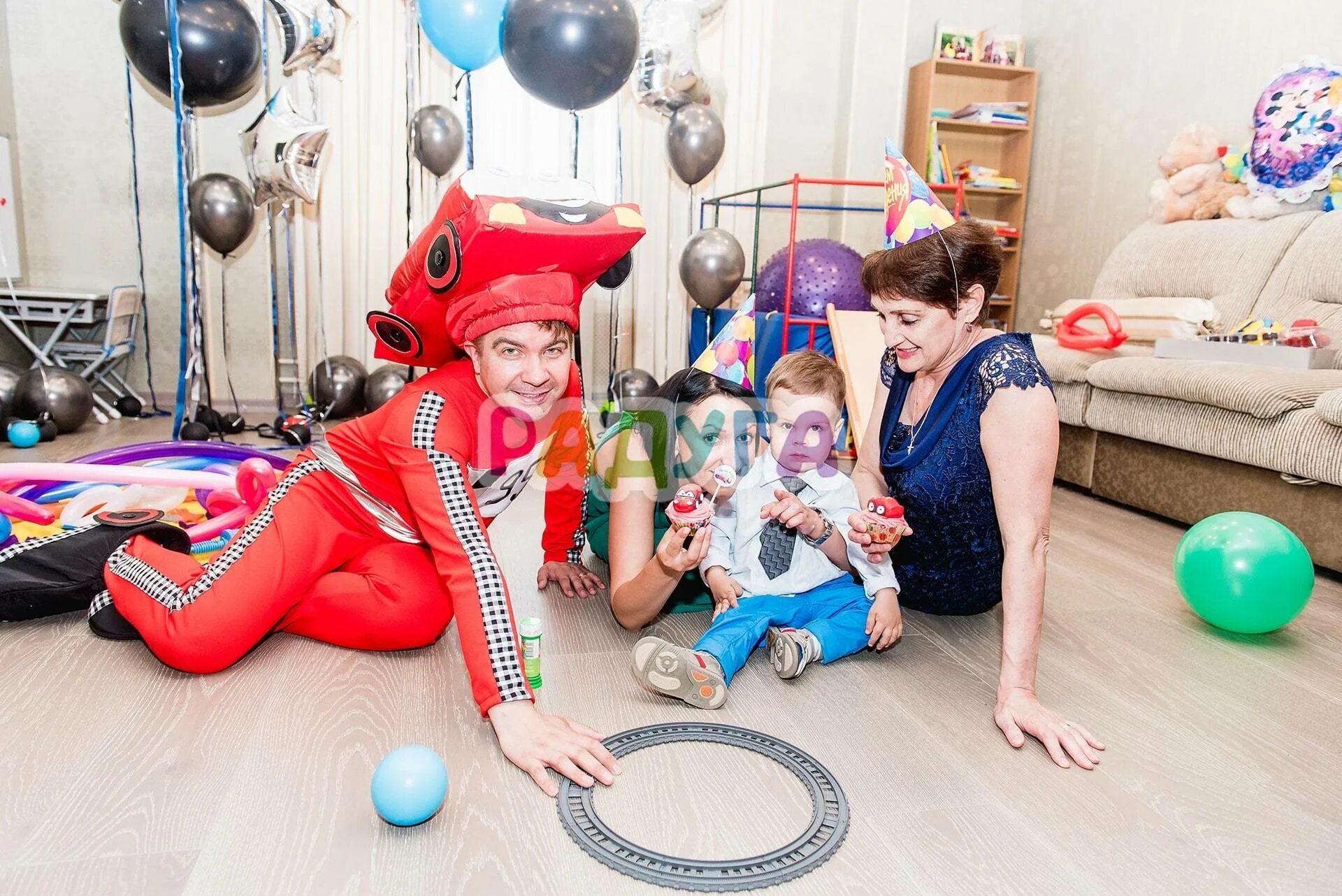 Аниматоры на детский праздник. Аниматоры на день рождения ребенка. Аниматора на дом ребенку. Домики аниматоры. Аниматоры на день рождения.
