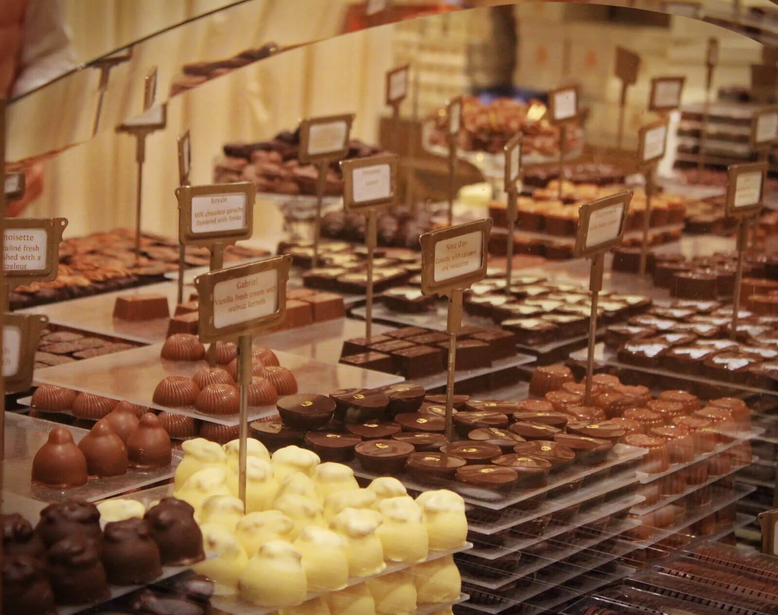 Улица шоколад. Бельгия шоколадная фабрика Брюгге. Бельгийский городок Брюгге шоколадная фабрика. Бельгийский шоколад Нидербергер. Брюссель шоколадная фабрика.