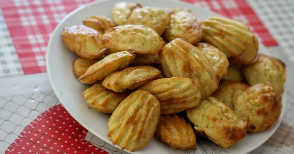 Сырное печенье. Сырное печенье. Закусочные печенье. Закуска на крекерах. Закусочное печенье.