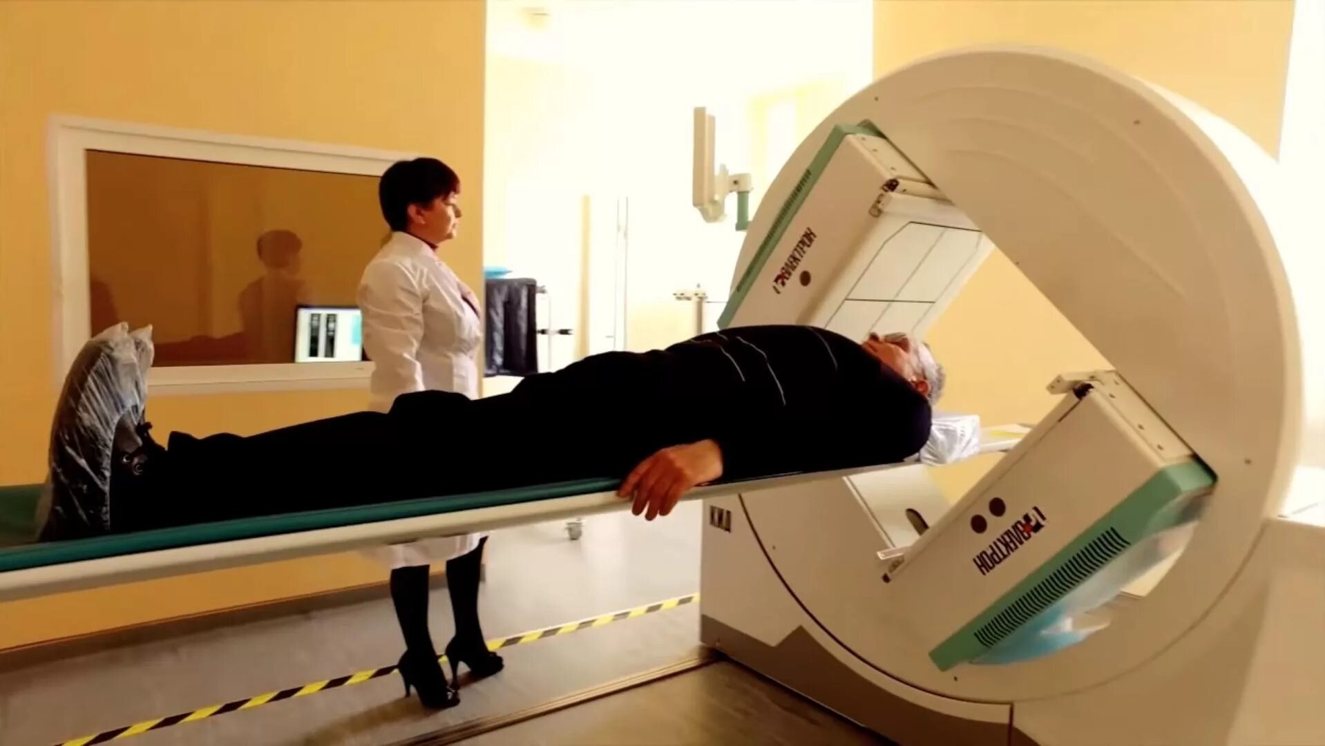 Мрт спб открытый томограф. Открытый томограф. Томограф general electric 0,5 тл открытого типа. Мрт hitachi aperto inspire 0. Мрт 1,5 тл в спб.