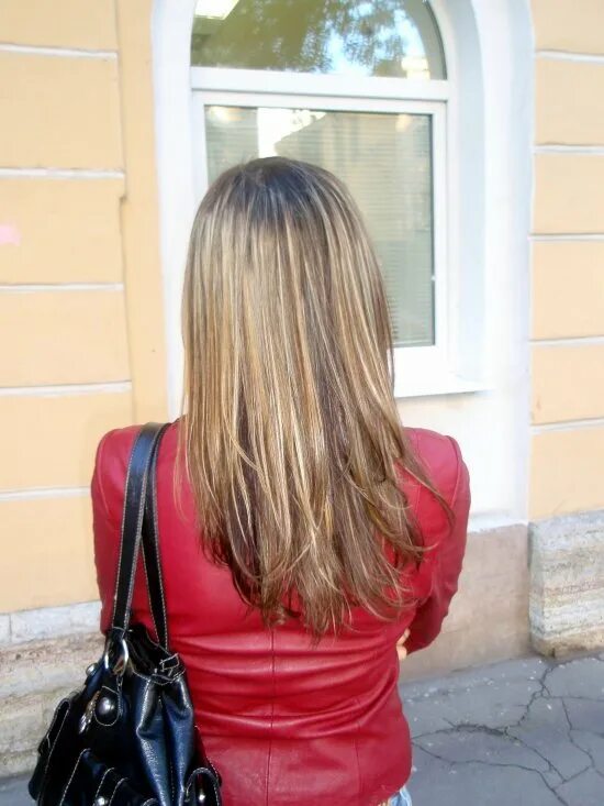 блондинка со спины. мелирование на русые волосы по плечи. девушка с мелированными волосами со спины. девушка блондинка со спины. мелированные волосы у девочек.