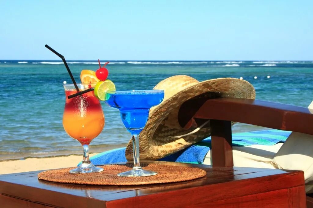 Где можно отдохнуть на праздниках. Море пляж коктейль. Турция пляж коктейль. Бар на пляже. Пляж шезлонг коктейль.