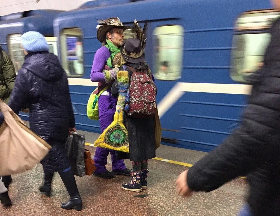 Люди в метро фото. Модницы в метро. Смешные фото из метро.