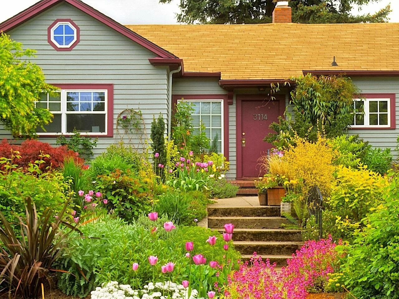 Дом возле садика. Палисадник Энфилд. Суздаль огороды палисадники. Красивая дача. Цветы в палисаднике перед домом.