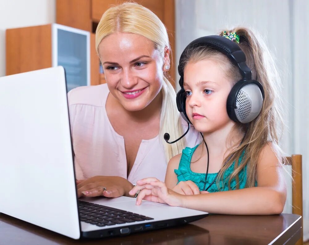 Детям об интернете. Детям об интернете. Подросток и компьютер. Подросток за компьютером. Родители в интернете.