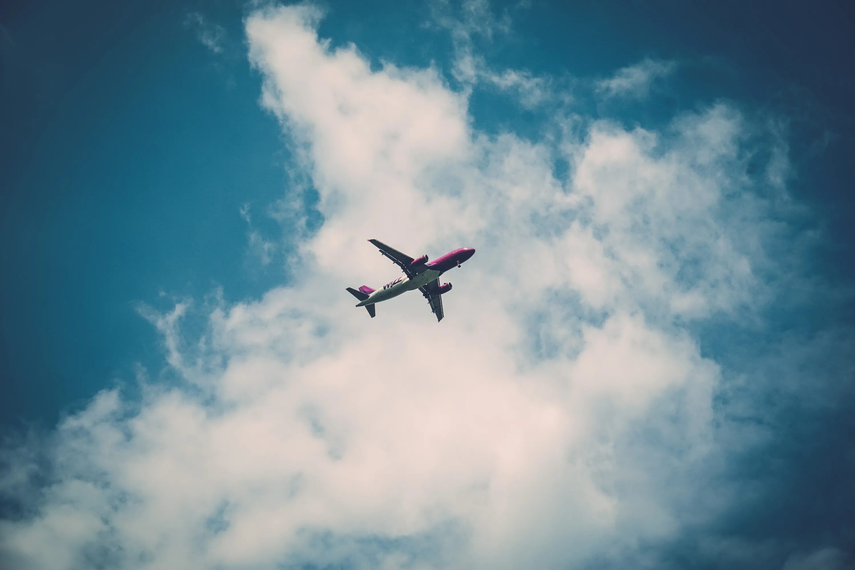 Flying airplanes. Самолет в небе. Улетающий самолет. Самолет на фоне неба. Самолет в облаках.