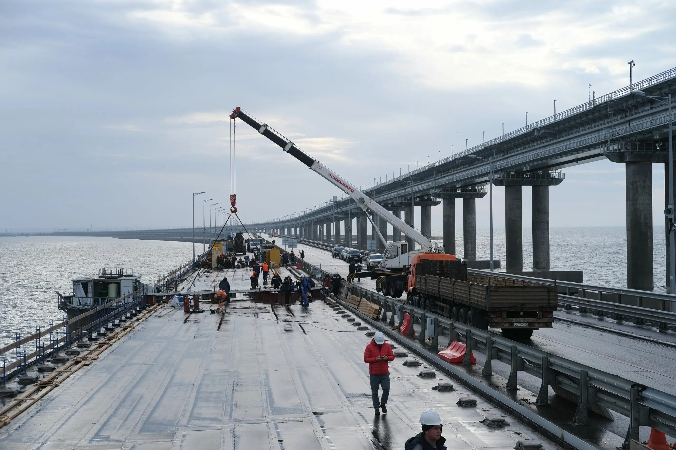Крымский мост работает или нет. Крымский мост надвижка. крымский мост взорвали 2025. пролёты автодорожной части крымского моста.. надвижка пролетного строения крымского моста.
