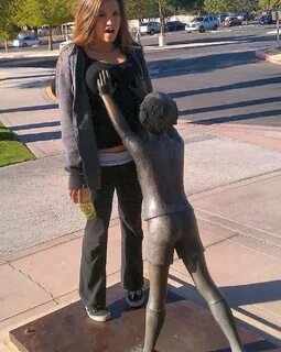 2. Perhatikan bagaimana wanita ini meletakkan dadanya pada tangan patung an...