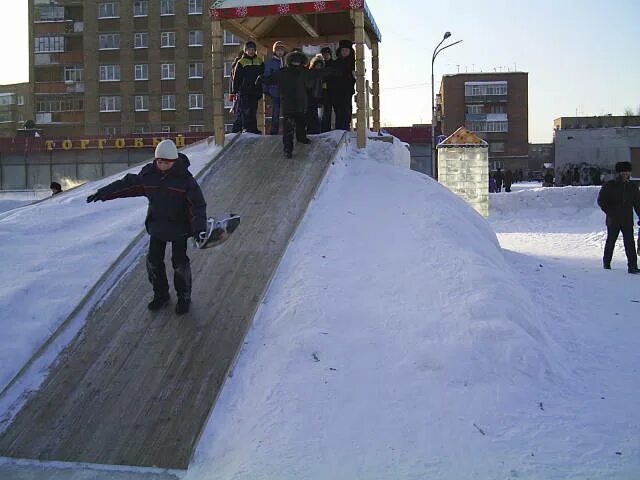 Ново ленино горки. Ледяные горки чита. Сургут проспект ленина горка. Новое шоссе 79 горки ленинские. Соборная площадь ульяновск зимой.