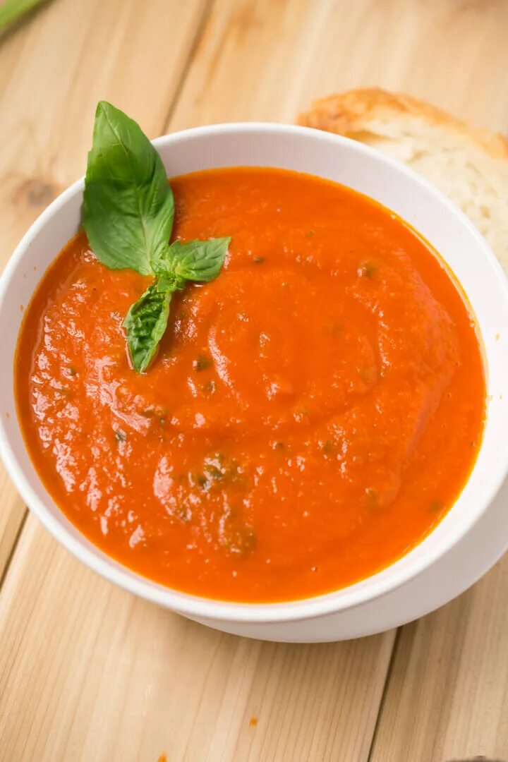 Tomato Basil Soup. Томатный суп пюре. Томатный суп ресторанная. Азербайджанский томатный суп. Суп томатный рецепты из свежих