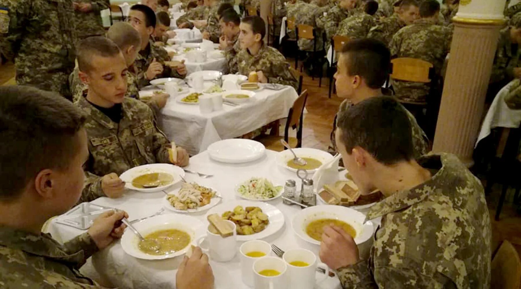 Военный стол. Солдаты в столовой. Солдаты обедают в столовой. Питание в украинской армии. Солдаты за столом.