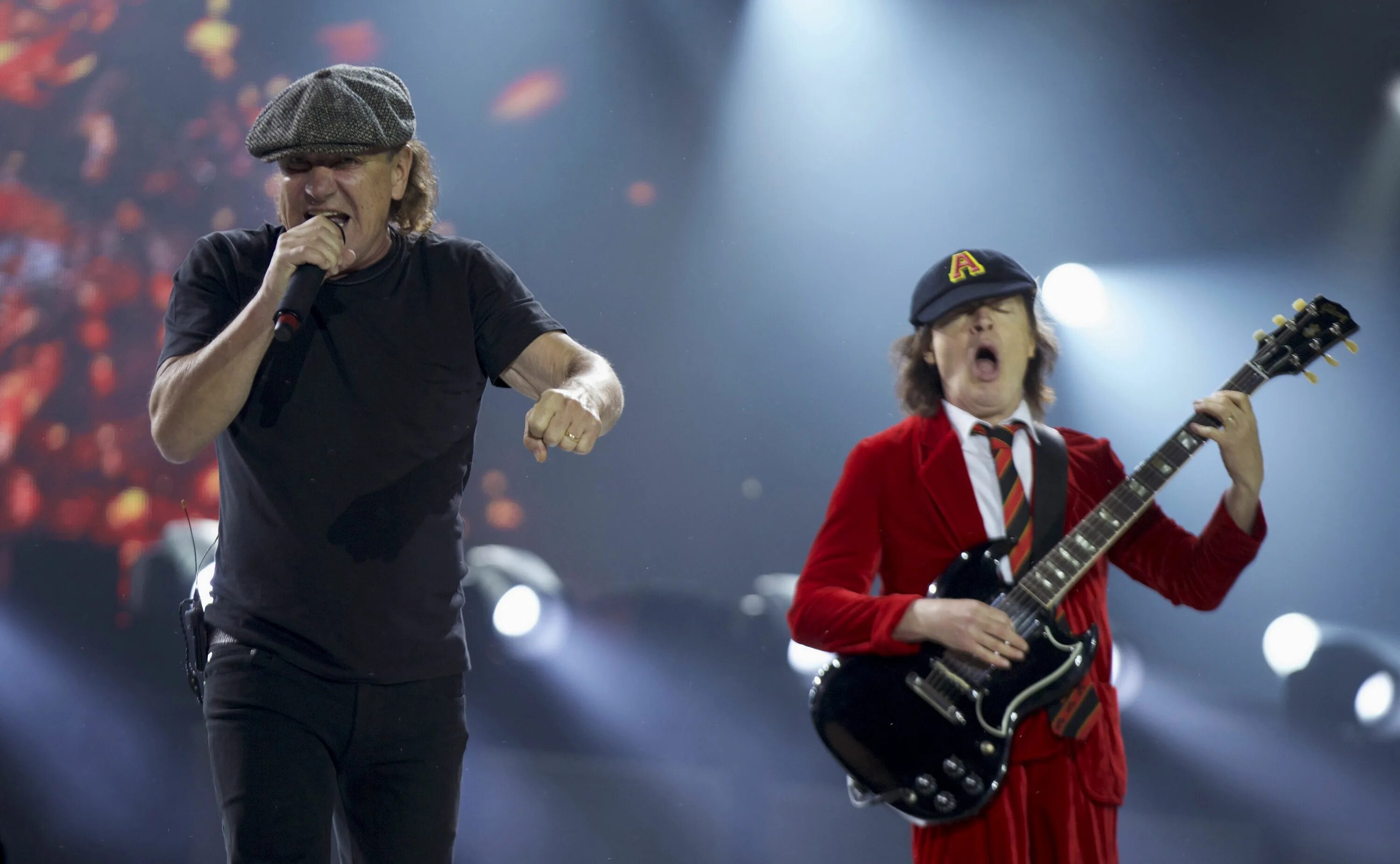 Брайан Джонсон AC/DC. Вокалист AC DC. Группа AC/DC 1 солист. ИСИ ДИСИ вокалист. Ac dc группа песни слушать