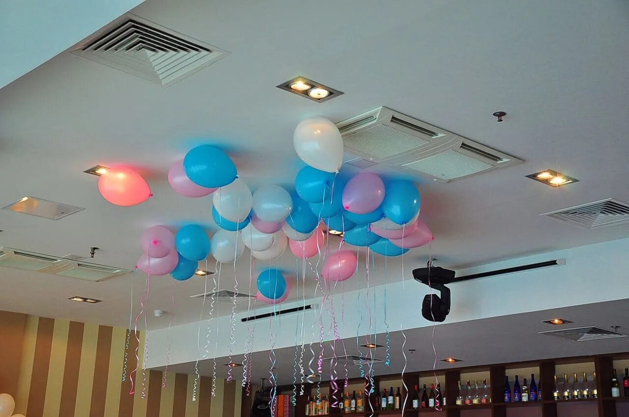 Звук катания шаров. Гелевые шары на потолке. Воздушные шарики под потолок. Шарики по потолку. Потолок с воздушными шарами.