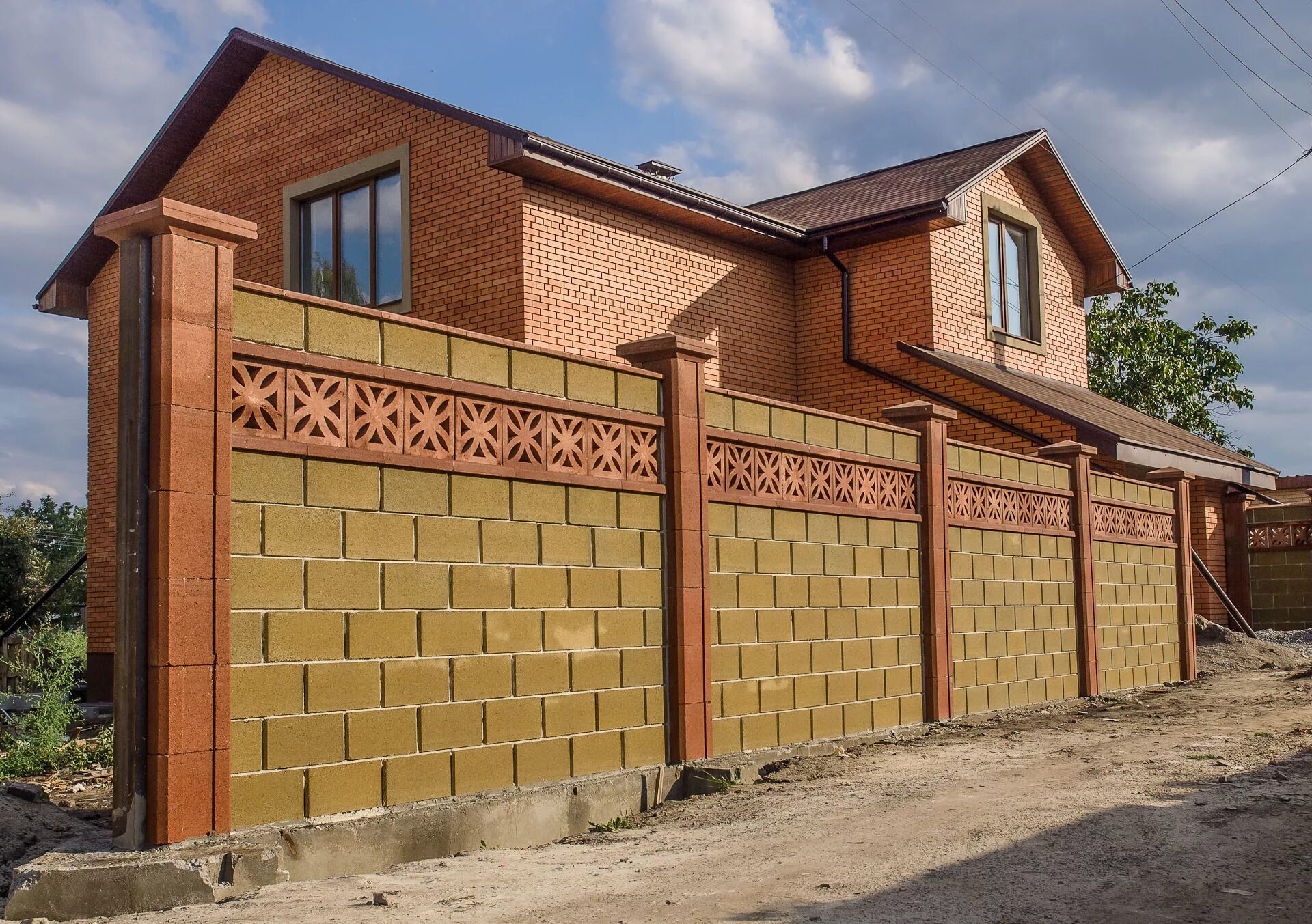 Забор из французского камня. Французский камень. Забор француз. Цитадель симферополь. Кирпичный забор.