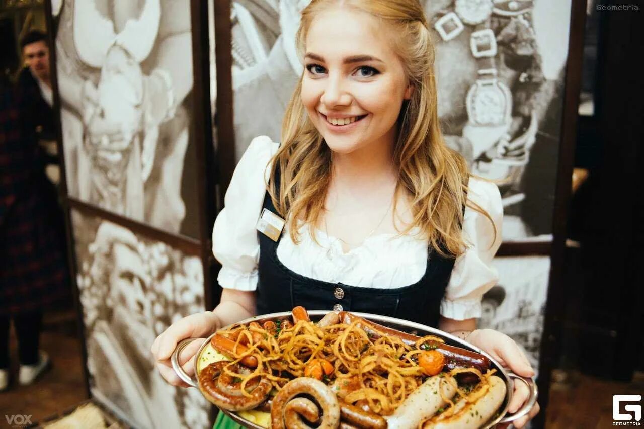 Практически аутентичный баварский ресторан Paulaner Brauhaus. - Пиво, вино, друг