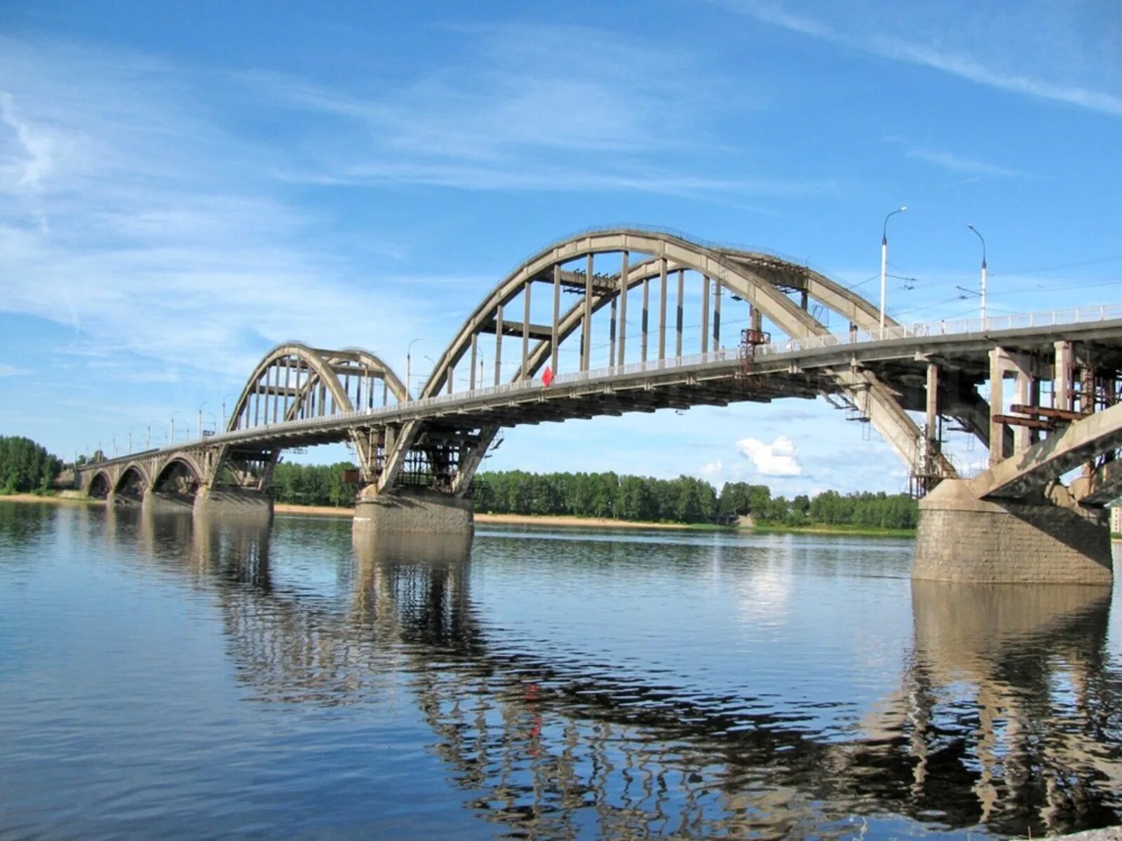 Мост через час. Рыбинск мост. Рыбинский Волжский мост. Рыбинский мост через Волгу. Мост через реку Волгу Рыбинск.