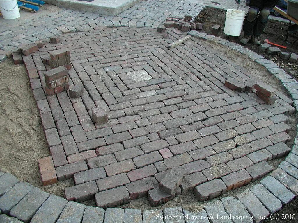 Кирпичная площадка. Круглая площадка из тротуарной плитки. круглая площадка из брусчатки. круглая площадка из кирпича. брусчатка полукругом.
