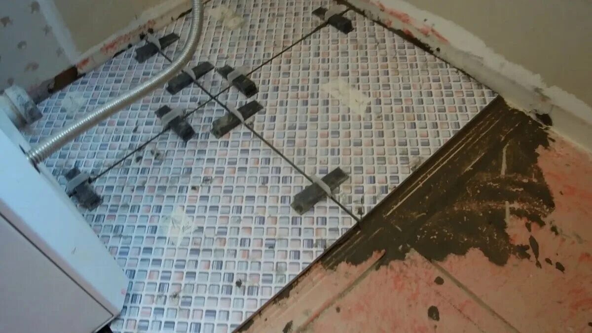 Будет ли держаться плитка на. Старая плитка в ванной на полу. Укладка новой плитки поверх старой. Укладка кафеля поверх старой мозаики. Плитка в ванной поверх старой.
