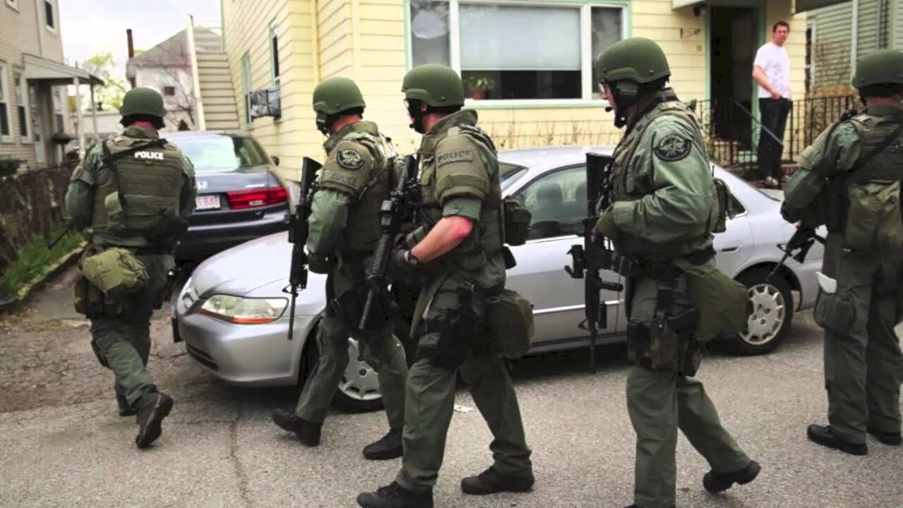 Сейчас есть военное положение. Военное положение фото. georgian swat. manhunt police. boston swat.