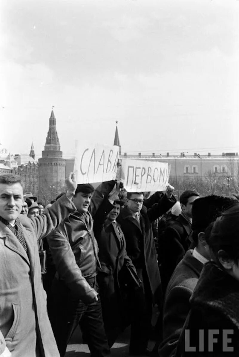 14 апреля 1961 года. Демонстрации в честь полета Гагарина 1961. Ликование на красной площади в честь полёта Гагарина 1961. 12 Апреля 1961 года. Всенародное ликование. 12 Апреля 1961 встречают Гагарина.