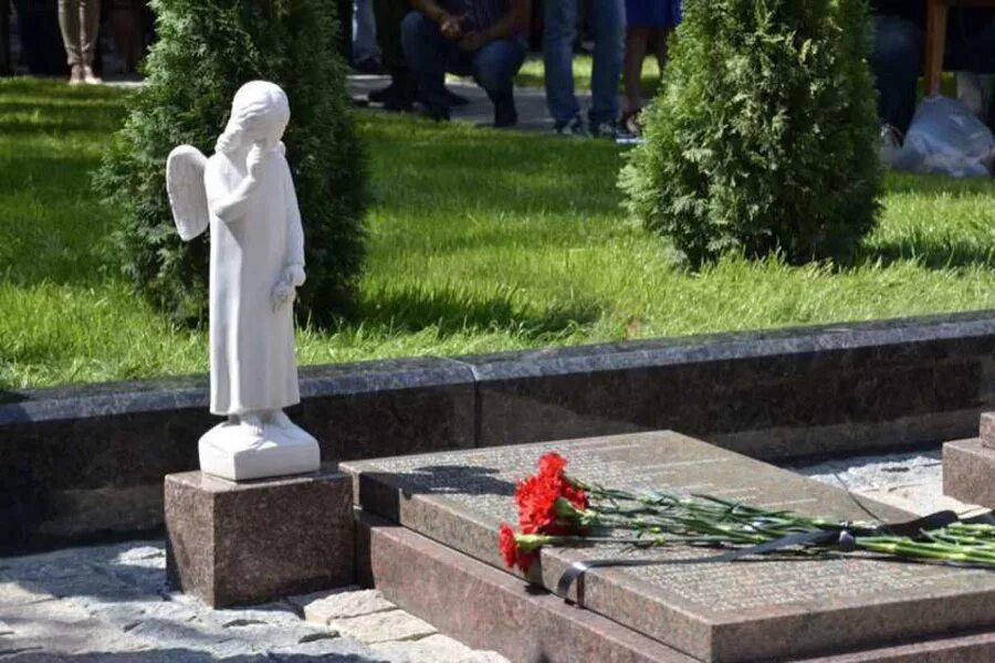 Памятники погибшим мирным жителям. Памятник памятник мирным жителям сталинграда волгоград. Памятники погибшим мирным жителям. Памятник погибшим мирным жителям волгоград. Памятник мирным жителям сталинграда жертвам бомбардировки волгоград.