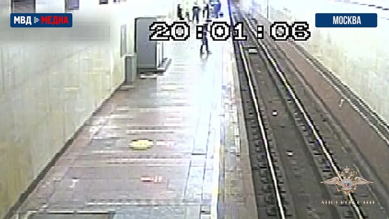 Люди в метро. Несчастные случаи в метро. Поезд призрак в московском метро. Пропавшее метро. Чп на станции площадь александра невского.