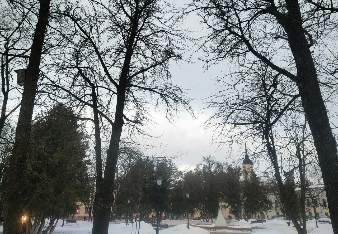 Утро в Калуге. Пасмурно. Калужская область весной. Калуга февраль ветра. Погода калуга февраль