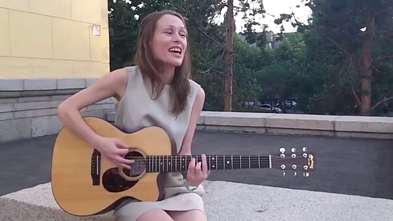 Девушка поет под гитару. ZAZ С гитарой. Девушка поёт на французском. Французская девушка поет по русски.
