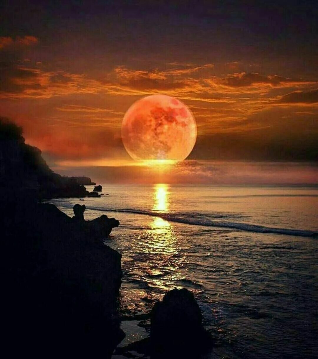 День закат ночь. Закат солнца. Луна на закате. Восход Луны над морем. Необычный закат.
