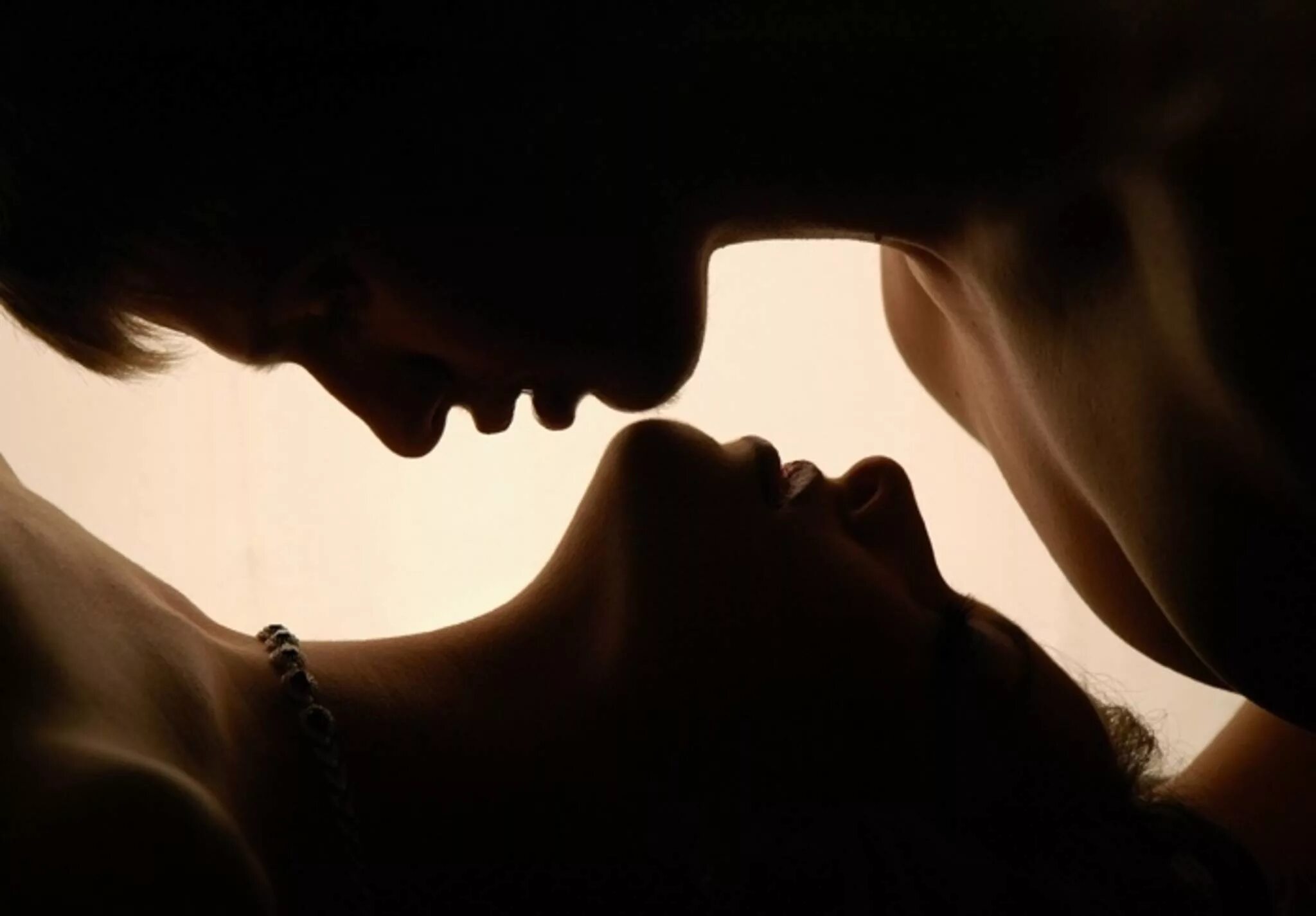Страстные поцелуй картинки мужчине. Красивый поцелуй. Страстные поцелуи. Любовь страсть нежность. Нежный поцелуй.