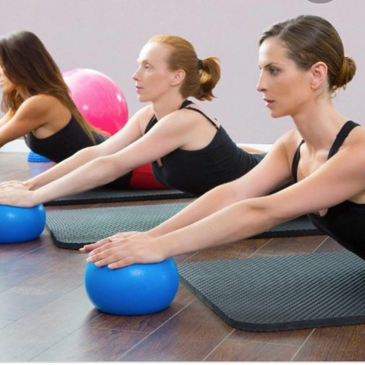 Пилатес что за тренировка. Пилатес. Занятия пилатесом. Пилатес фотосессия. Пилатес картинки.