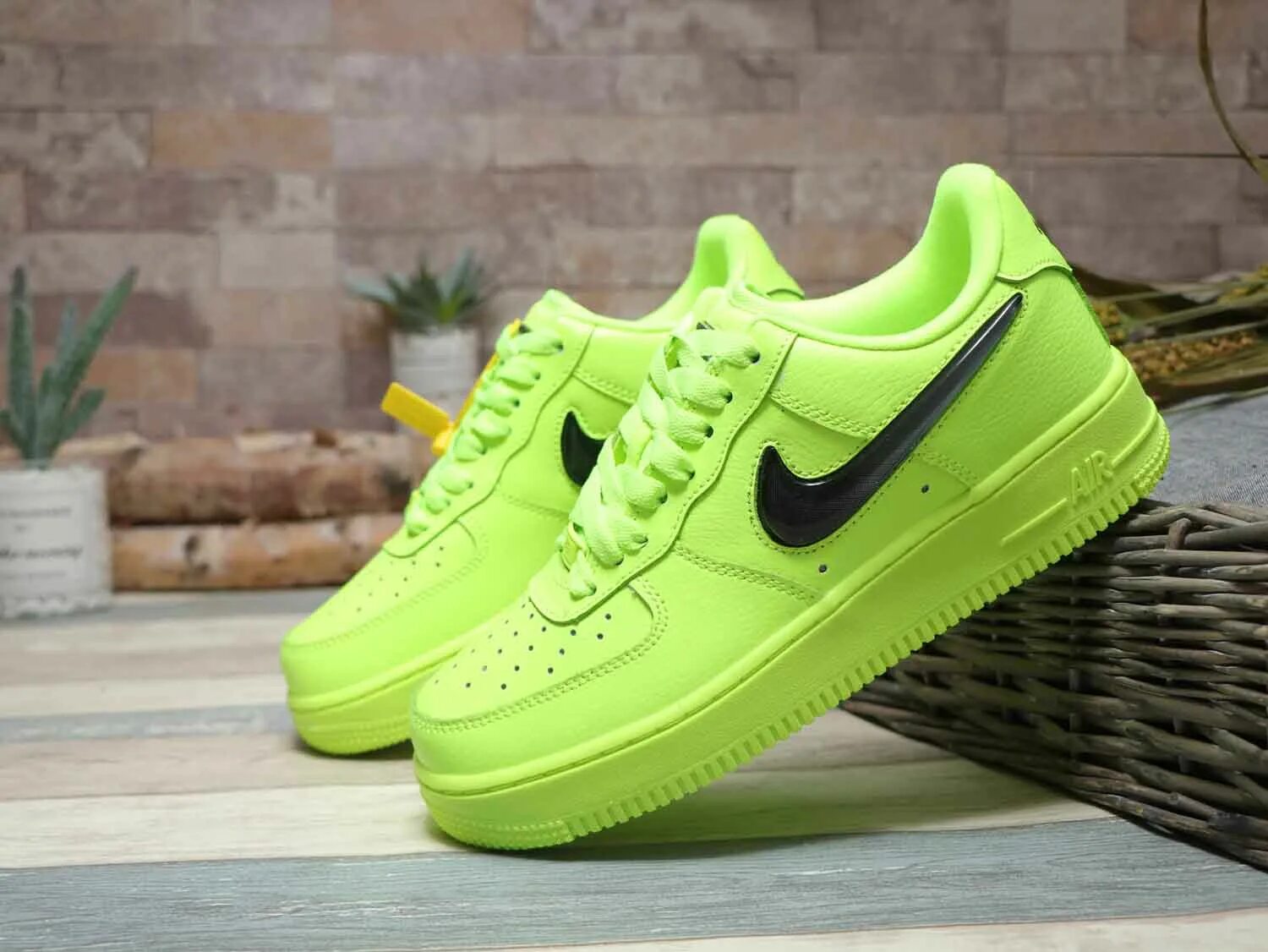 Купить кроссовки в интернет магазине. Nike Air Force 1 зеленые. Nike Air Force 1 Green. Nike Air Green. Кроссовки Nike Air Force 1 Volt Green.