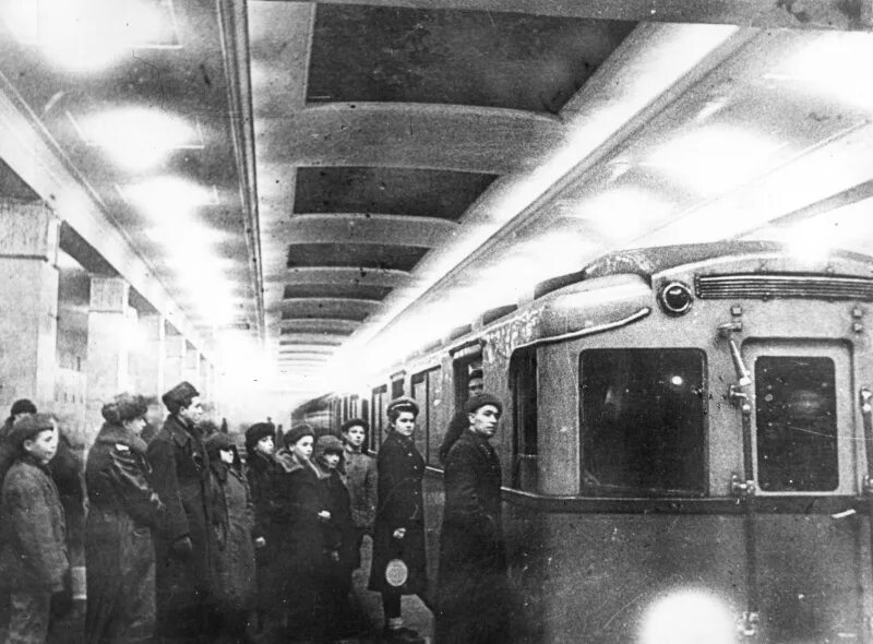 Первый поезд комсомольская. Станция метро измайловский парк сталина в 1944. первый поезд московского метро 1935. партизанская метро 1941. первая линия московского метро 1935.