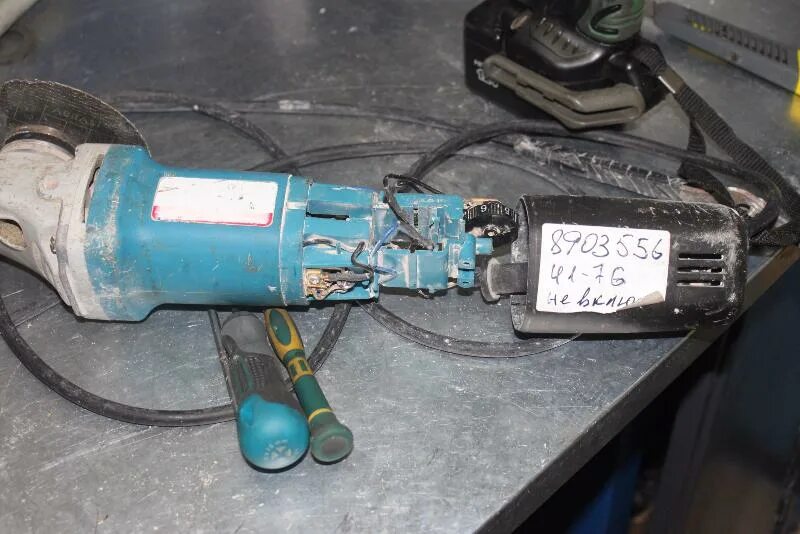 Подключить болгарку. Щетка для ушм 125 makita. болгарка макита 710 щетки. ушм макита 9523. щётки на болгарку макита 125.