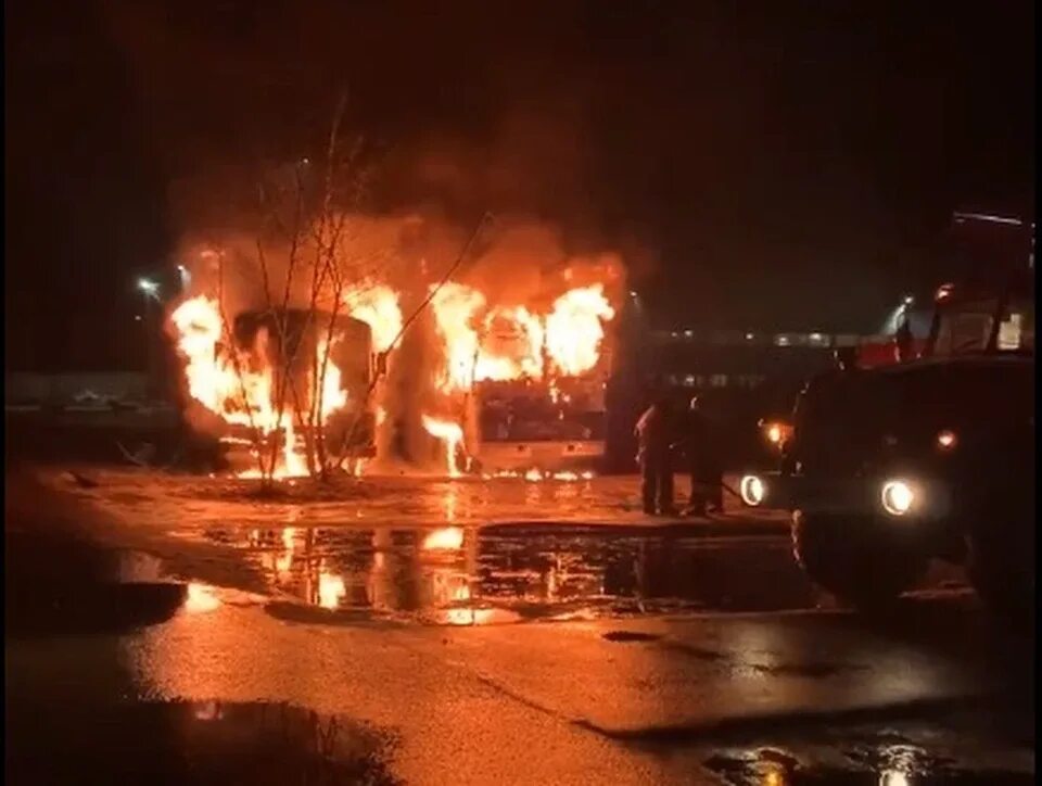 Где сгорели машины. Сгорел автобус Светогорск. В Оренбурге сгорел автобус. В Сызрани сгорел автобус.