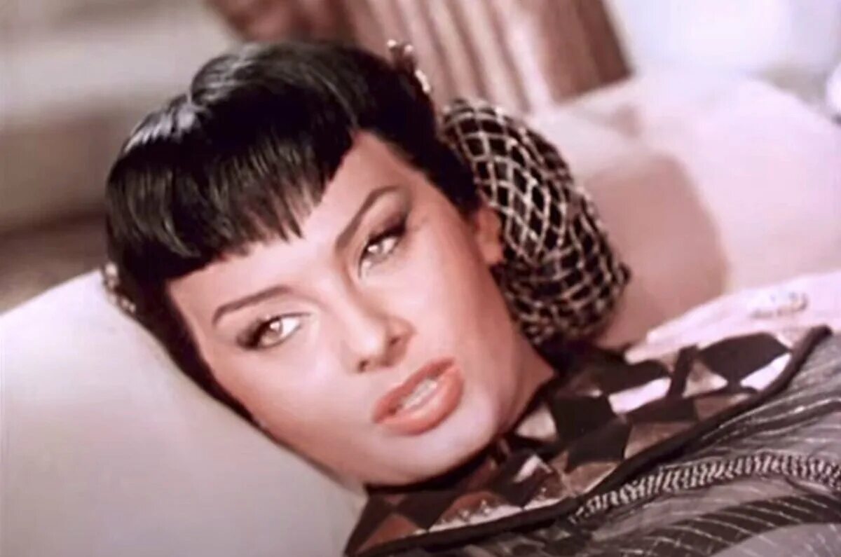 Клеопатра софи лорен 1953. Две ночи с клеопатрой фильм 1953. Софи лорен фильм две ночи с клеопатрой 1953. Софи лорен клеопатра. Клеопатра софи лорен 1953.