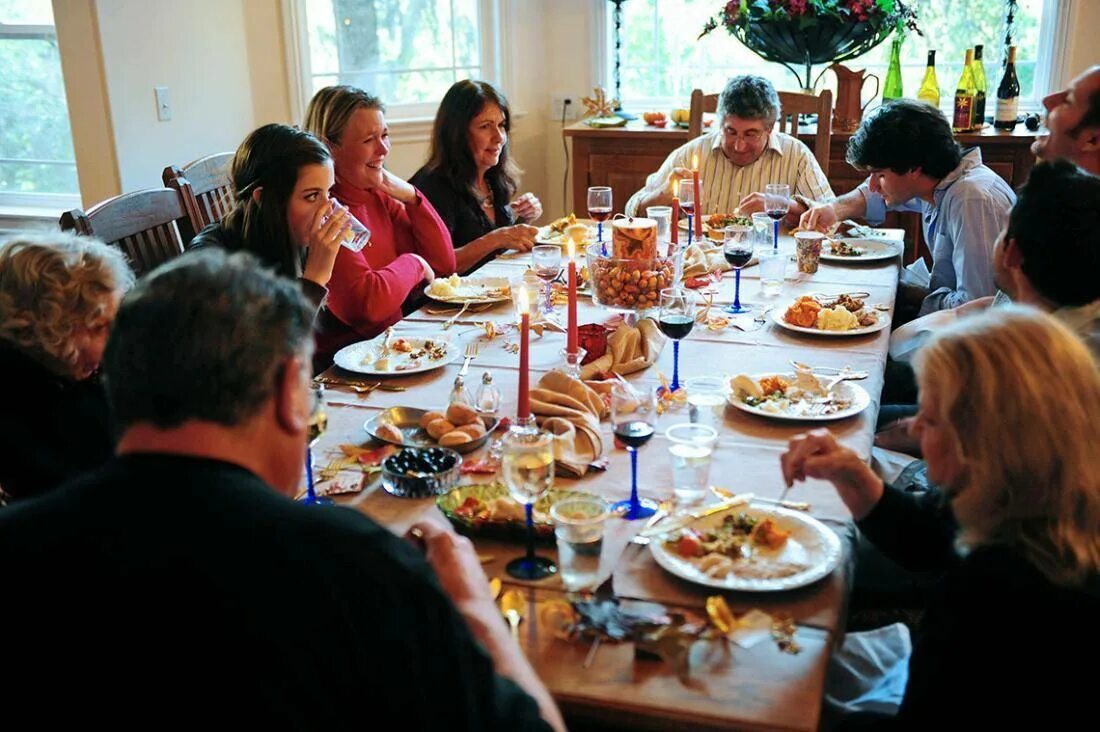 Приму гостей в москве. День Благодарения. Праздник за столом. Семейный праздник за столом. Праздничный стол с людьми.