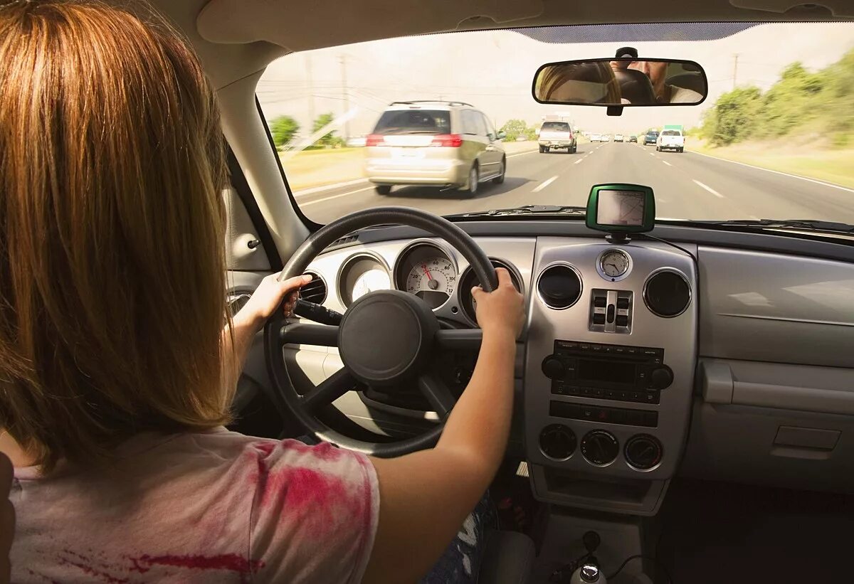 He doesn t driving. Вождение авто. Девушка в машине за рулем. Девушка водит машину. Вождение за рулем.