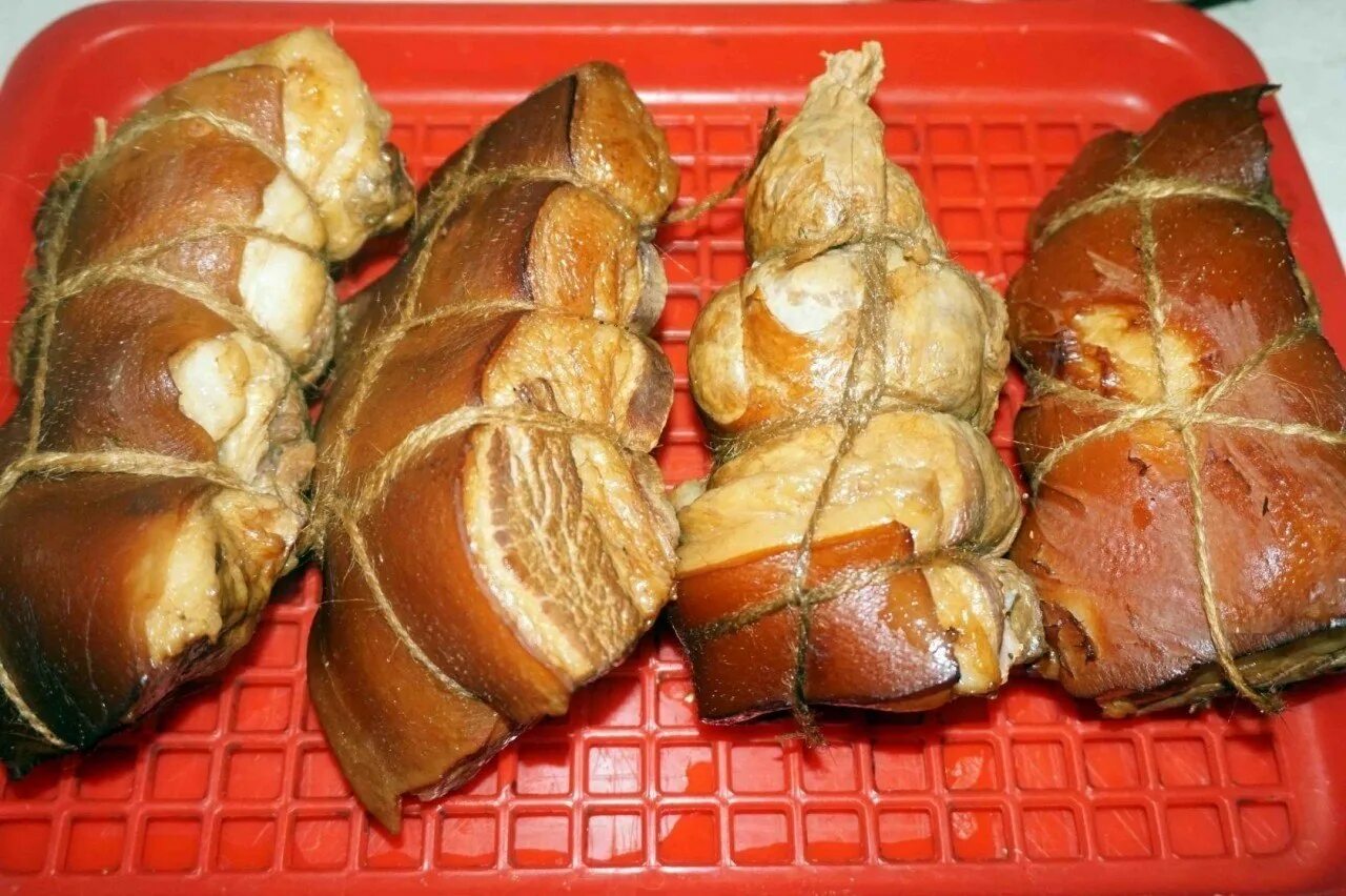 копченая рыба. грудинка свиная горячего копчения. копченое мясо в коптильне. сало холодного копчения. копченое мясо.