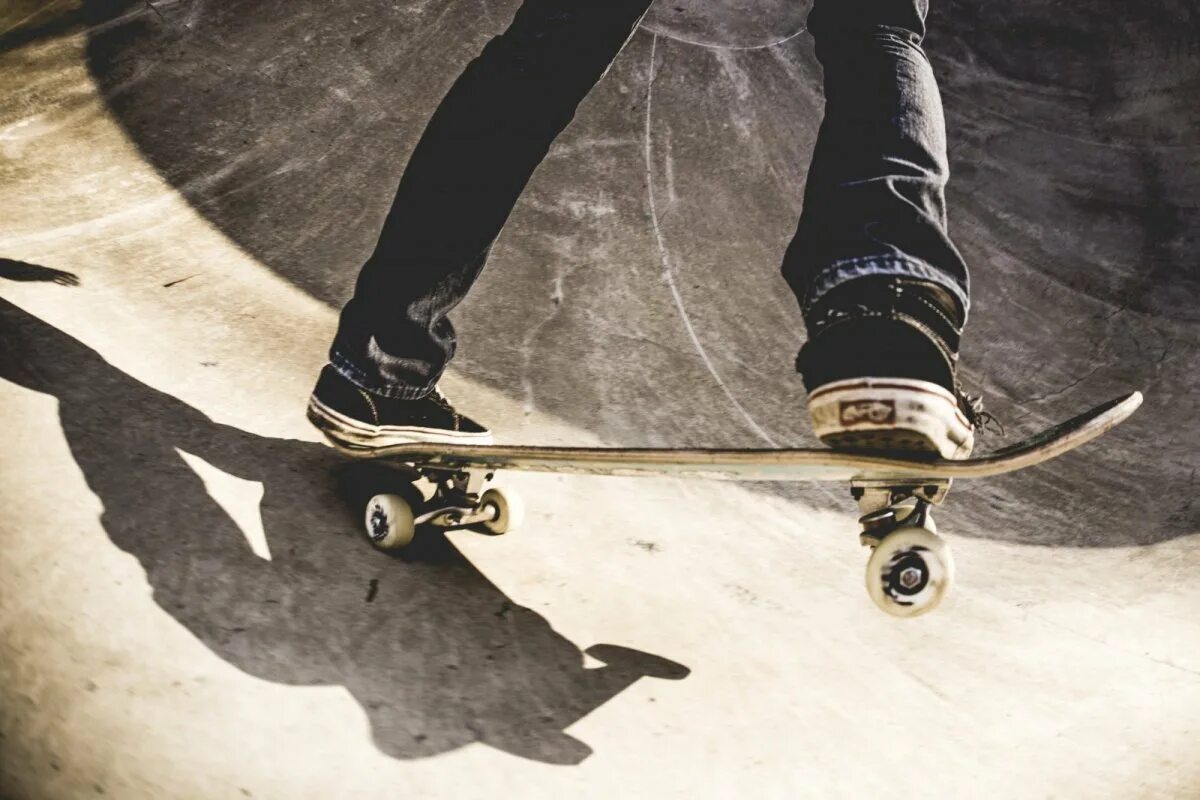 Скейт бесконечности сколько лет. Скейтборд адама sk8. скейт черри sk8. скейт черри из sk8. скейт ланги из sk8.