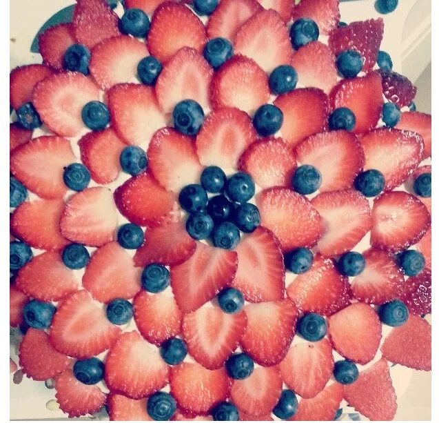 Как красиво нарезать клубнику. Украшение торта клубникой и черникой. красиво нарезать клубнику для украшения. клубнику порезать для украшения торта. красиво нарезать клубнику на торт.