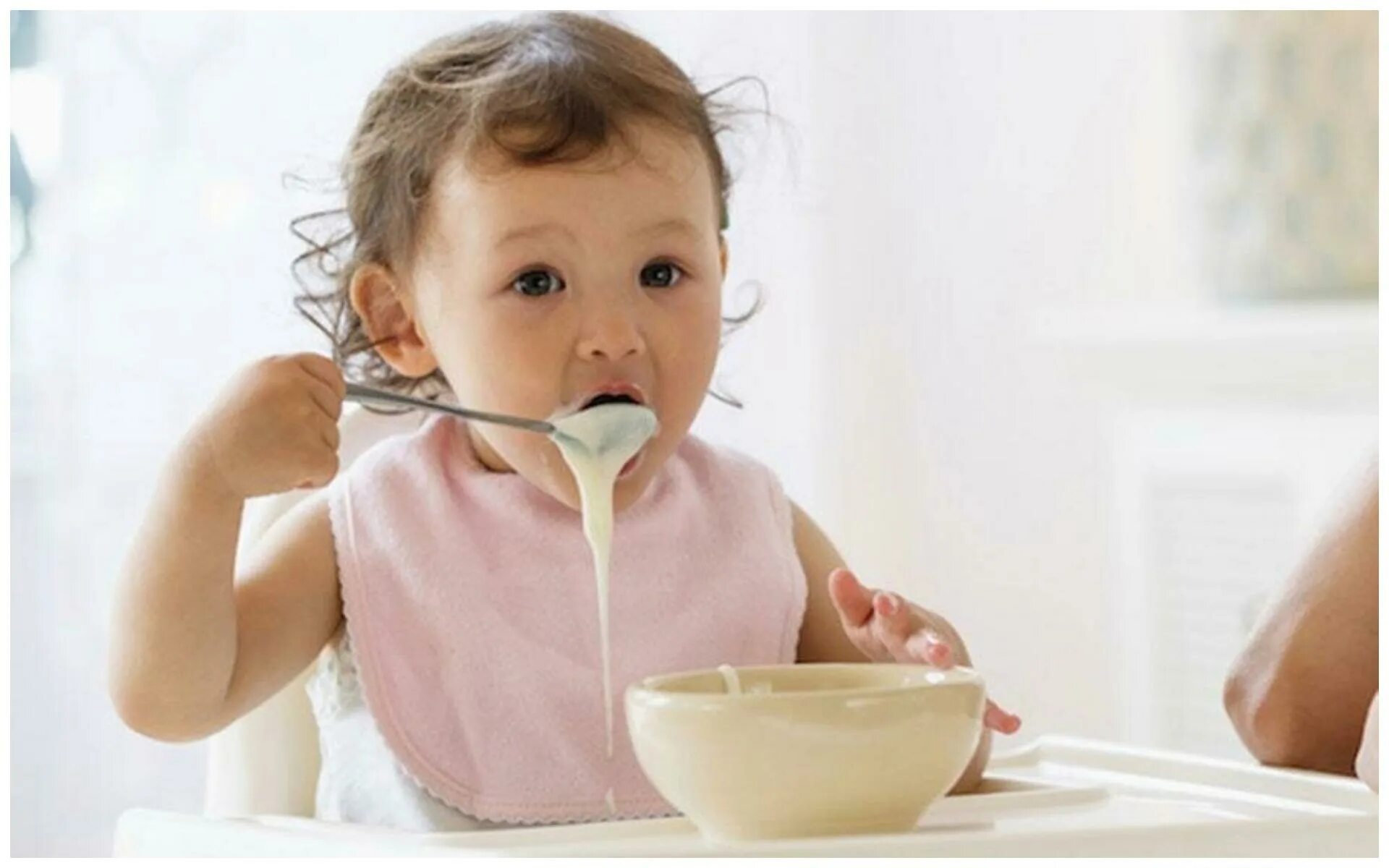 Манная каша в детском саду. Ребенок ест кашу. Ребенок ест манную кашу. Ребенок кушает кашу. Ребенок ест манную кашу.