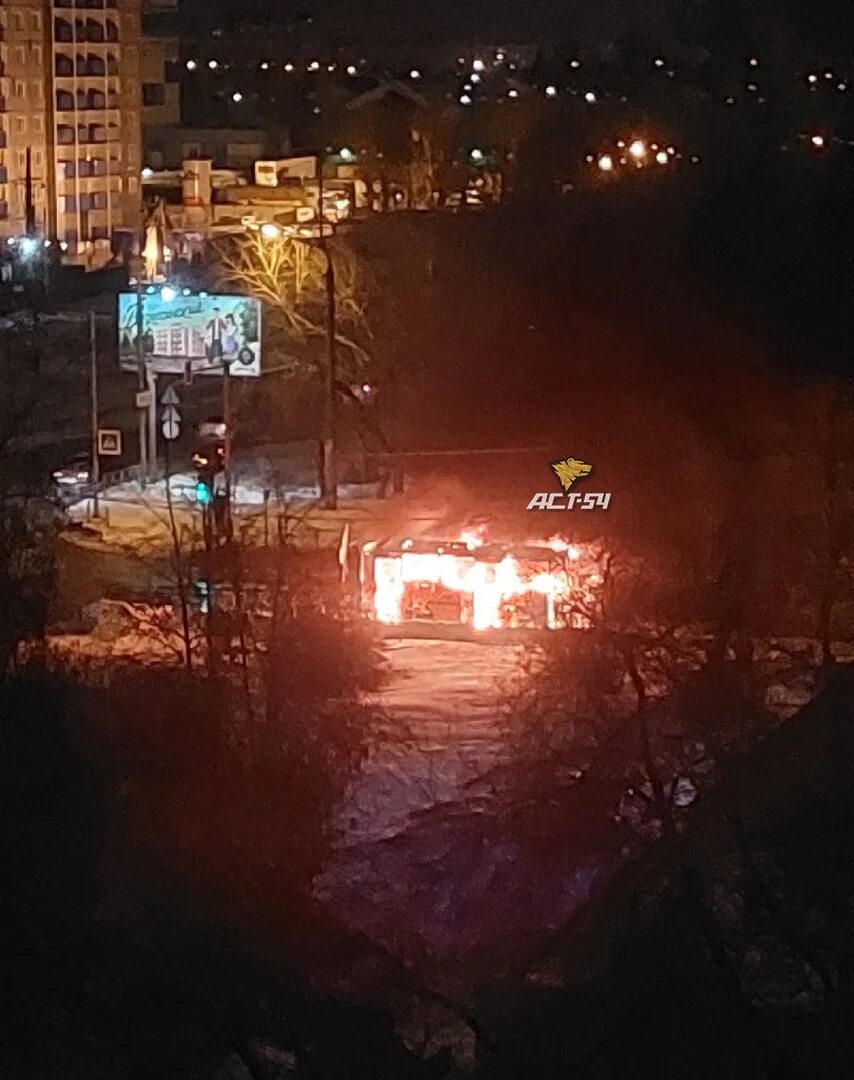 Прорыв в ленинском районе новосибирск. Пожар в новосибирске сейчас ленинский район. в новосибирске сгорел автобус. пожар автобус новосибирск. пожар на троллейной в новосибирске.