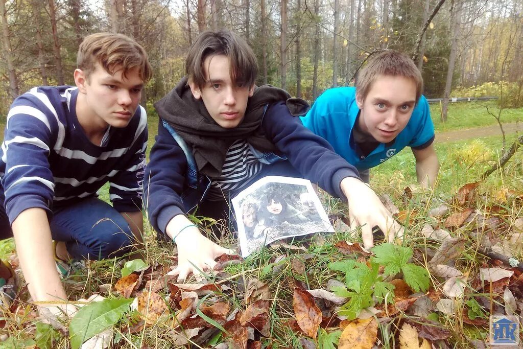 Счастливые подростки. Студенты. Учеба взрослые люди. Люди в университете. Студенты абитуриенты.