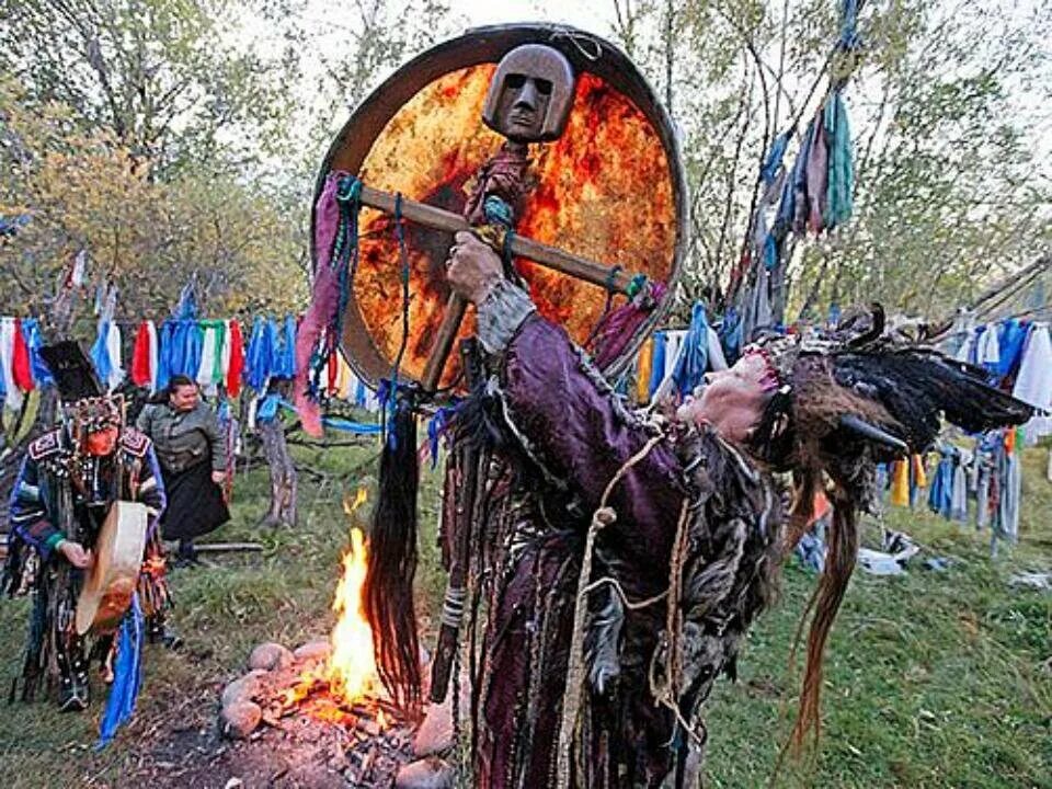 Шаманский обряд камлание. Шаманизм истории. Камлание шамана. Шаманизм камлание. Сибирский шаман.