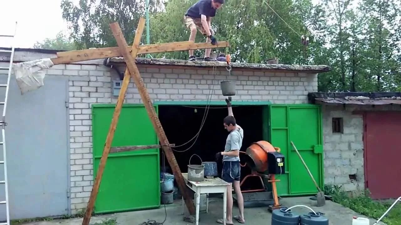 Подъем материалов вручную. Самодельный подъемный кран. самодельный кран для строительства. кран своими руками для строительства дома. самодельный подъемник для стройки.